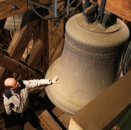 Burkhard Schmugge an der großen Hilliger-Glocke im Faulen Turm der Petrikirche.