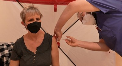 Nach Terminbuchung kann man sich jetzt auch im Kulturbahnhof gegen Covid-19 impfen lassen. Im Foto: Angela Keller aus Thalheim ließ sich am Dienstag von Andre Klinger, Chirurg am Helios Klinikum Aue, die Booster-Impfung geben. Im Krankenhaus ist das Impfen ohne Termin möglich. 