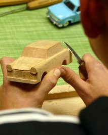 Auch modernere Motive wie dieser Trabi sind vor allem unter den jungen Schnitzern des Vereins beliebt.