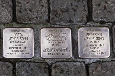 Diese drei Stolpersteine erinnerten in Zeitz an Berta, Emma Esther und Siegfried Mendelsohn. Insgesamt zehn Steine wurden herausgebrochen und geklaut.