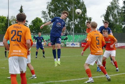 Der etatmäßig Innenverteidiger Fabio Anger (Mitte) wurde gegen Borea weiter nach vorn beordert, spielte am Ende sogar im Angriff.