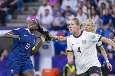 So war Kathrin Hendrich (rechts hinter Rebecca Knaak) laut DFB-Sportdirektorin Nia Künzer in den Haaren der Französin Griedge Mbock hängengeblieben ...