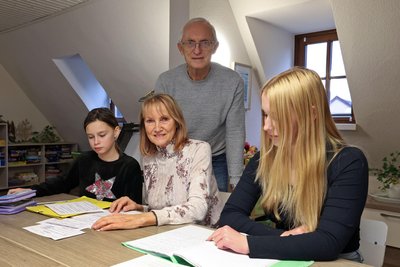 Gudrun und Arnim Lorenz - hier mit Lusiana (links) und Leonie - arbeiten seit 2021 ehrenamtlich bei der Kinderarche. Dass sie so lange bleiben würden, hatten sie nicht gedacht.