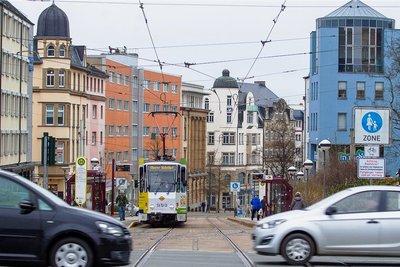 Die Bahnhofstraße ist ab Albertplatz stadteinwärts für Autos tabu. Im Stadtrat soll über das Thema nun erneut debattiert werden. 