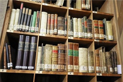 Ein Blick in den Archivschrank mit allen Urkundenbüchern, die Freiberg betreffen. 