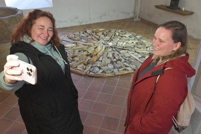 Im Kreuzgang am Dom St. Marien zu Freiberg ist das Purple-Path-Projekt „Petrified Wood Circle“ von Richard Long in der Taufkapelle zu sehen. Im Bild die Besucherinnen Kristin Schmidt (r.) und Maria Eichhorn aus Dresden.