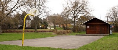 Eine Hütte und einen in die Jahre gekommenen Basketballkorb gibt's bislang auf dem Platz gegenüber dem Feuerwehrdepot in Heide. Aber hohe Schallschutzwände, das wollen auch die Jugendlichen nicht. 