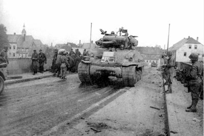 Panzer auf der Muldenbrücke in Rochlitz im April 1945.
