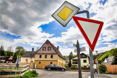 Der vom Landkreis Mittelsachsen geplante Umbau dieser Kreuzung in Hennersdorf zu einem Mini-Kreisel sorgt im Ort nicht nur für Freude. 