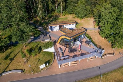 Dahin will der Zweckverband: So modern und zweckmäßig wie Bistro und Touristinformation an der Anlegestelle der Fahrgastschiffe sollen sich auch andere Gebäude an der Pöhl präsentieren.