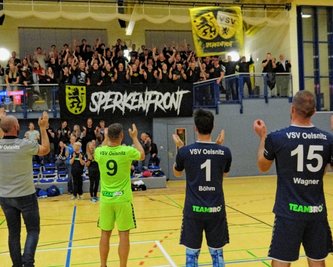 Trainer und Spieler des VSV Oelsnitz feiern gemeinsam den 3:1-Erfolg gegen Eibelstadt.