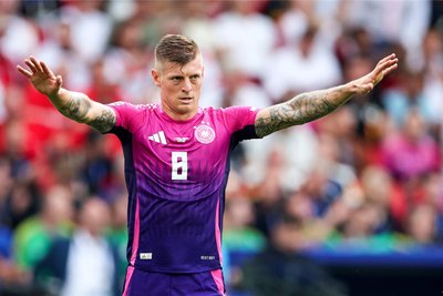 Toni Kroos hatte Glück, dass er nicht schon in der ersten Halbzeit mit Gelb verwarnt wurde, denn der Routinier kam einige Male zu spät. In Hälfte zwei war er maßgeblich daran beteiligt, dass die Deutschen sich nach dem Gegentreffer nicht aufgaben. Er ging voran, als ihm die DFB-Auswahl am meisten brauchte. Doch am Ende ging ihm ordentlich die Puste aus. Bitter, dass dessen Karriere als Fußballer an dieser Stelle endete. Note: 3,0.