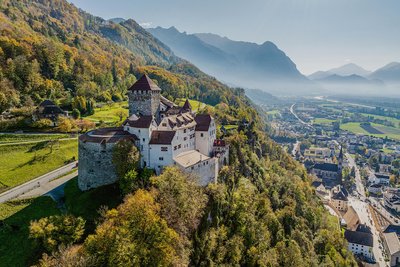 Thront hoch über dem gleichnamigen Ort: Schloss Vaduz.