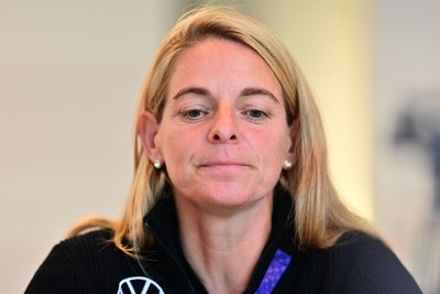 Verteidigte hilflos die Rotsünderin Kathrin Hendrich: DFB-Sportdirektorin Nia Künzer.
