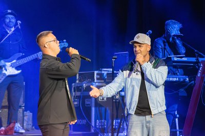 Gemeinsam mit einem Fan stand Pietro Lombardi auf der Bühne, um zu singen.