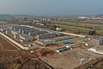 Die ruhende Gefängnis-Baustelle in Marienthal. Erst 2027 soll es dort weitergehen.