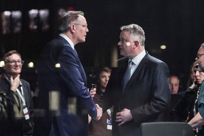 Der rheinland-pfälzische Ministerpräsident Alexander Schweitzer (l., SPD) gibt Gordon Schnieder (CDU) im ARD-Fernsehstudio die Hand. Dieser wird ihn nun im Amt beerben.