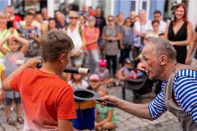 Jens Bühring vom Chaos Kinder Zirkus bezauberte die Kinder.