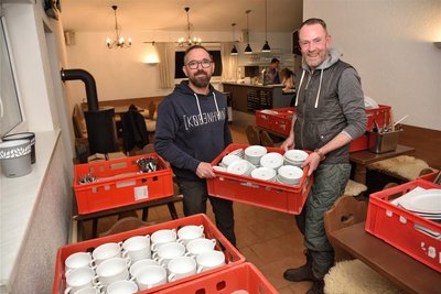 Stefan Weglarz (links) vom Skiclub Schöneck hat Gastronom Steffen Wand (rechts) viel Geschirr und Einrichtungsgegenstände überlassen.