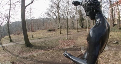 Der Schlosspark in Wolkenburg (im Bild mit der Figur "Einschenkender Satyr") ist ein Kulturdenkmal. Die Stadt wollte die Umgestaltung der Anlage bereits in Angriff nehmen, kam aber wegen der fehlenden Fördermittelzusage noch nicht zum Zug. Jetzt sollen die Arbeiten beginnen. 
