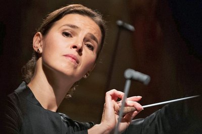 Ändert Tradition mit ihrem Marsch durch die Klassik-Institutionen: Dirigentin und Mozart-Preisträgerin Oksana Lyniv. 