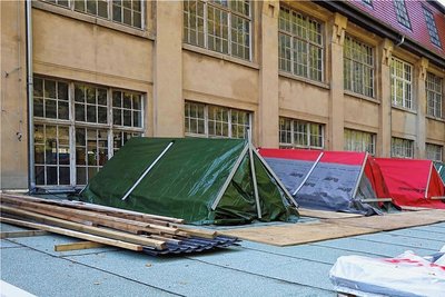 Die Erneuerung der fünf Oberlichter auf dem Anbau des Spinnereigebäudes soll noch im Oktober abgeschlossen werden. Unterdessen tun sich neue Probleme bei der Sanierung auf.