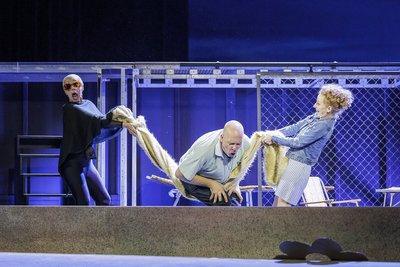 Ute Menzel als Hündin Jochen, Stephan Schäfer als Gote und Julia Hell als Dora