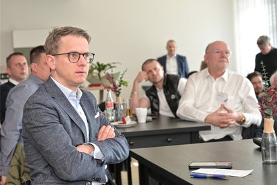 CDU-Generalsekretär Carsten Linnemann beim Gespräch mit Unternehmern in Niederdorf bei Stollberg.