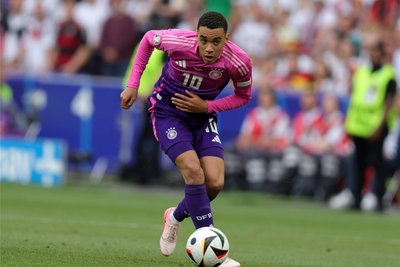 Jamal Musiala war lange unauffällig. Die Spanier gewährten dem Jungstar keine Räume, brachten ihn bei Dribblingsituationen schnell zu Fall. In der Schlussphase befreite er sich vom Druck der Iberer, leitete zahlreiche Offensivaktionen der DFB-Elf ein - ohne Erfolg. Note: 2,5.