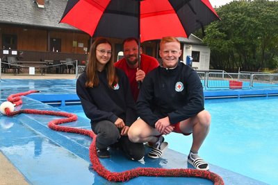 Dieser „Bademeister“ hält in Sachsenburg die Stellung: Anton Lunze (r.) mit den Rettungsschwimmern Liah Lehmann und Ruben Hoffmann.
