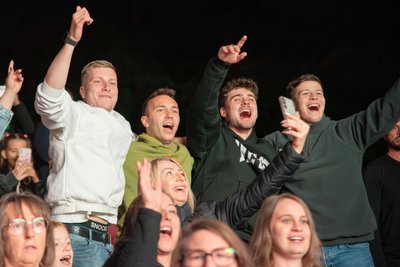 Die Feunde Kimi Hentzschel (links), Johannes Jentzsch (zweiter von links), Max Beyer und Jacob Griehl (rechts) aus Leipzig feierte ausgelassen beim Konzert des Sängers Pietro Lombardi im Naturtheater Bad Elster.