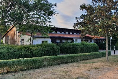 Dieses in die Jahre gekommene Sanitärgebäude am Campingplatz Gunzenberg soll einem Neubau weichen. Kosten: gut eine Million Euro.