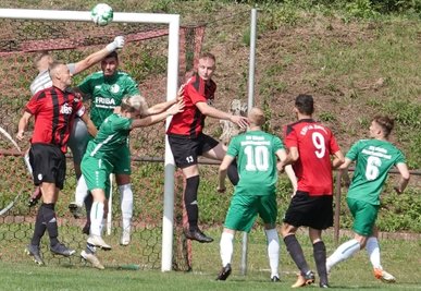Mit vereinten Kräften können der Reichenbrander Torwart und seine Abwehr in dieser Situation klären. Gegen David Günnel (rotes Trikot/Nr. 9) war die Hintermannschaft der Gäste aber zweimal chancenlos. 