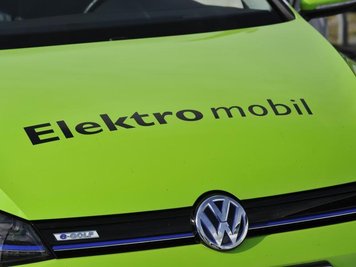 Schriftzug «Elektromobil», aufgenommen an einem VW.