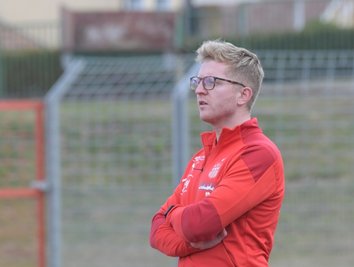 Hoch konzentriert verfolgt Benjamin Rühling die Aktionen seiner U-19-Schützlinge des FSV Zwickau, die sich in der Regionalliga Nordost teuer verkauften und Fünfter wurden. 