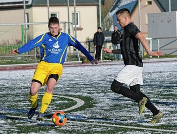 Mülsens Luca Hanke (links) geht in dieser Szene mit dem Ball an Eric Schindler vom SV Tanne vorbei. Am Ende hatten dennoch die Tahlheimer Gastgeber das bessere Ende für sich und siegten souverän mit 3:1. 