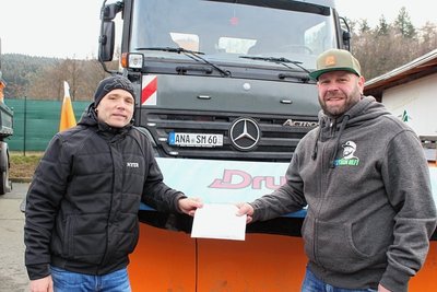 Sven Meyer (links) überreicht die Spende von der jüngsten Lichterfahrt an Thomas Hänel. Es soll nicht die einzige bleiben.