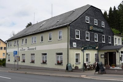 Das Haus an der Hauptstraße. Es ist die einzige Gaststätte im Ort.