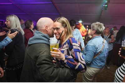 Am Samstagabend war die Stimmung im gut besuchten Festzelt ausgelassen. Bei guter Musik und Tanz hatten alle ihren Spaß.