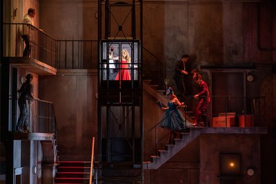 Hier geht's im Treppenhaus rund: Don Giovanni (Jonathan Michie) und Zerlina (Samatha Gaul) im Lift.