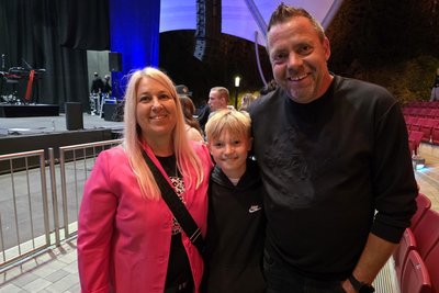 Marion Ortlepp (links) besuchte mit ihren Mann Kevin und Sohn Tim zum zweiten Mal ein Konzert von Pietro Lombardi im Naturtheater Bad Elster.