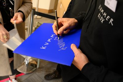 Felix Kummer signiert unermüdlich Platte um Platte.