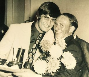 Das Archivfoto zeigt Wolfgang Nitschke (links) mit seinem Trainer Günter Stiegler beim Empfang nach den Olympischen Spielen von München 1972 bei Traktor Waldenburg im Vereinslokal Café Golde. 