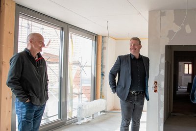 Ernst Roßberg (l.), Technischer Objektbetreuer der SWG, zeigt Oberbürgermeister Sven Krüger das Haus. 