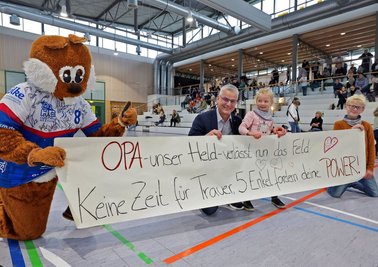 Zur Verabschiedung von Jens Rülke haben seine Enkelkinder Mira und Marius - gemeinsam mit Maskottchen "Hamster Heinrich" ein Plakat entrollt. 