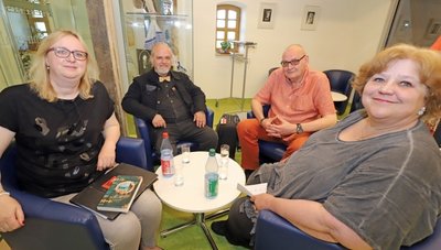 Mit wahrhaft spitzer Feder unterwegs: Die Krimiautoren Sabine Lettau, Wolfgang Schüler, Günther Zäuner und Claudia Puhlfürst (v. l.) bei der Kriminacht im Freiberger Kornhaus. 