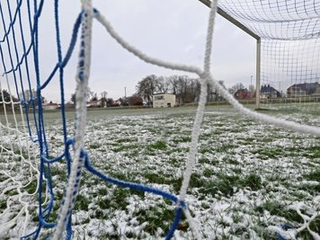 Am Sportpark an der Meeraner Straße in Glauchau rollte am Sonntag kein Ball. Problem war aber nicht der Schneefall, sondern die Eisschicht, die sich über Nacht bildete und letztlich zum Ausfall des Fußball-Landesliga-Spiels gegen Lößnitz führte. 