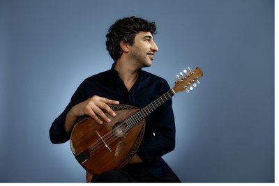 Der israelische Mandolinen-Star Avi Avital tritt am Samstag, 19.30 Uhr im König-Albert-Theater Bad Elster auf.