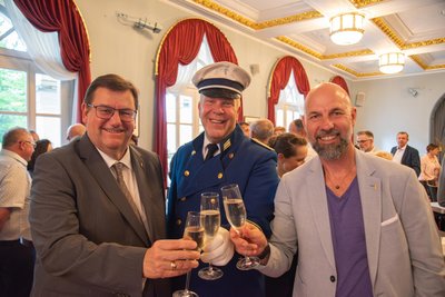 Hoteldirektor Marc Cantauw (Mitte) als Kapitän vom Hotel König Albert stößt zusammen mit Marketingmanager Michael Börner (rechts) und Gesellschafter Jörg Siegel auf zehn Jahre Hotel König Albert in Bad Elster an.