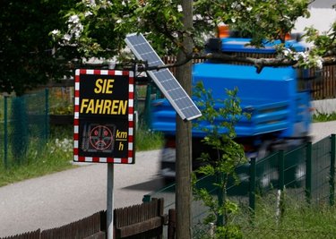 Einer der beiden Oberlungwitzer "Verkehrs-Smileys" steht derzeit am Südbauernweg und hat offensichtlich viel zu tun.
